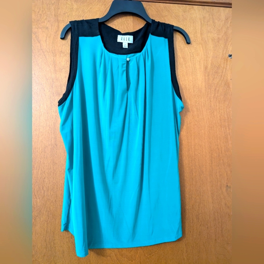 Like New! Elle Women's Teal and Black Sleeveless Top